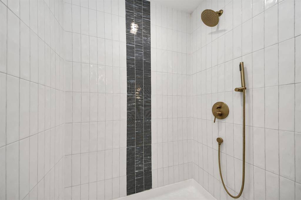 The shower has modern finishes!