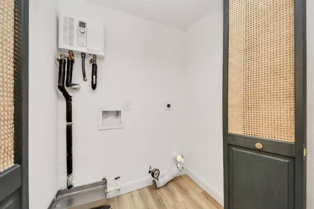 The laundry room features washer and dryer connections.