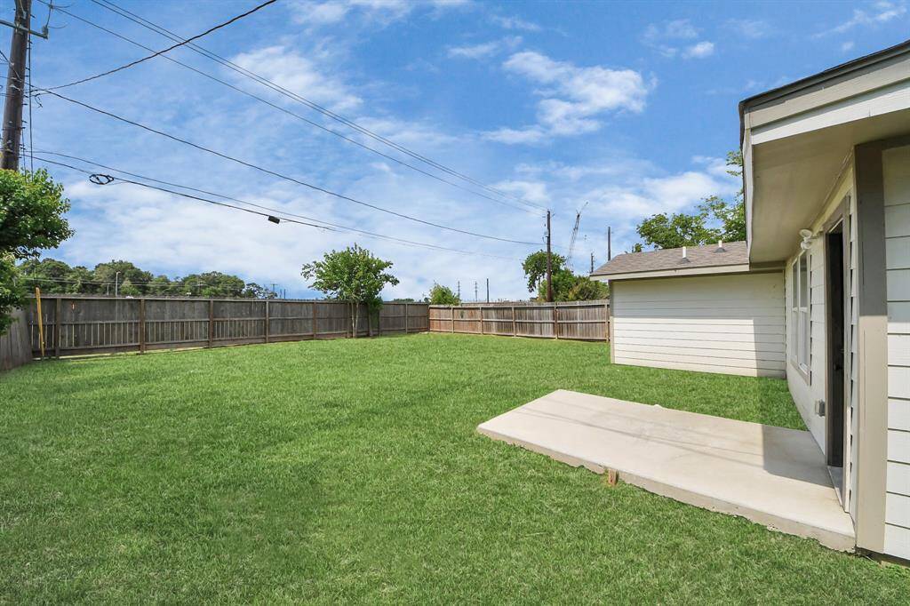 Come and see this spaciousbackyard!