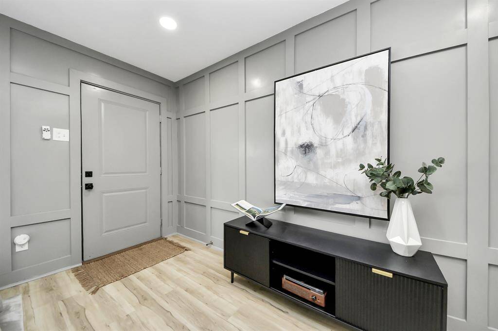 Step into luxury and warmth as youenter this home, where an inviting entryway sets the tonefor a great living experience.