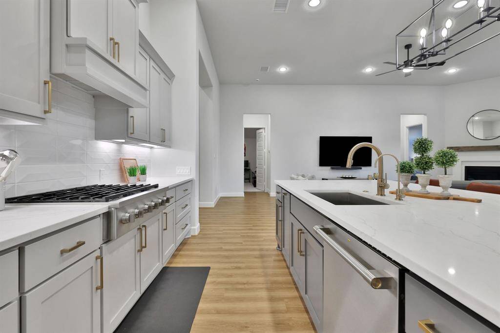 Check out the cabinet and counter space in this kitchen!