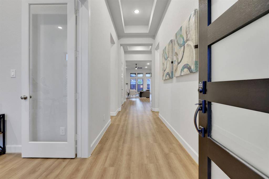 Gorgeous foyer w/wood-look floors