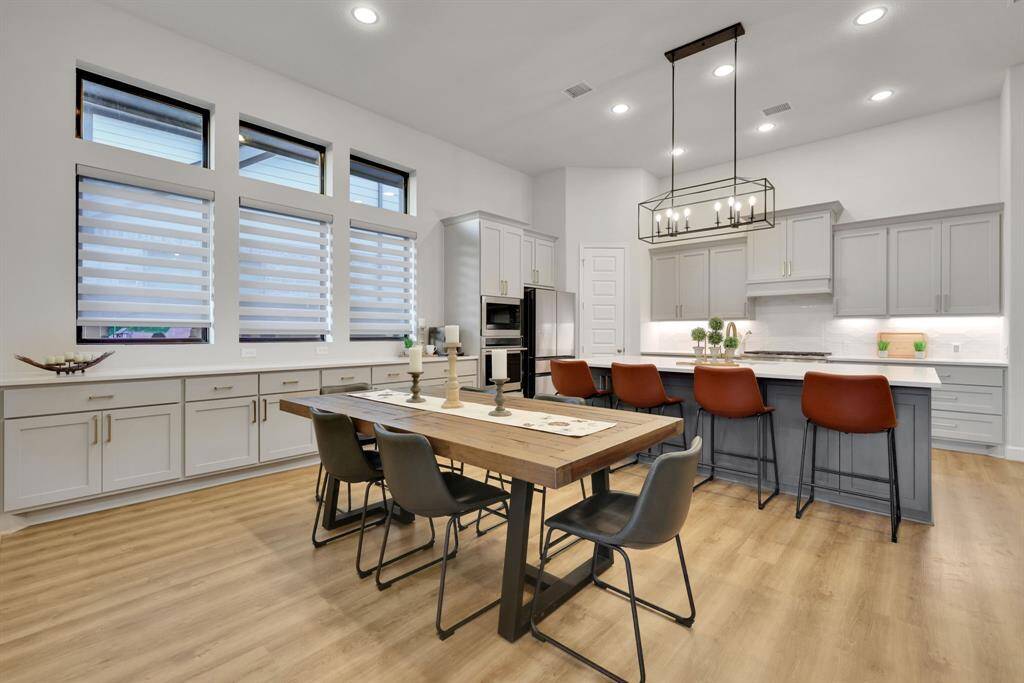 Another view of the dining area w/extra cabinet space
