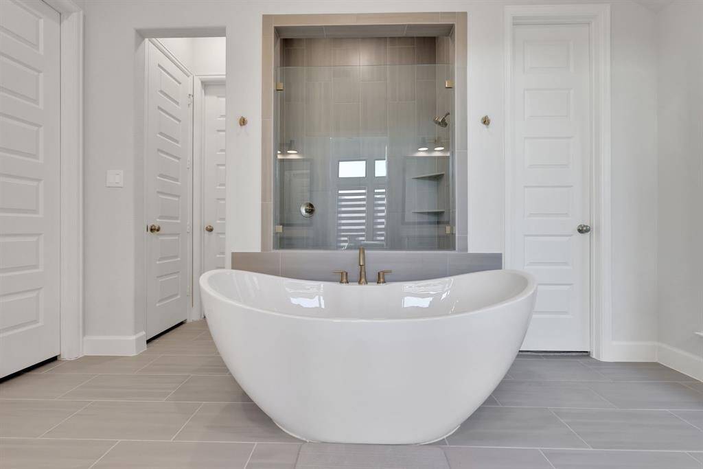 Primary bath w/freestanding tub