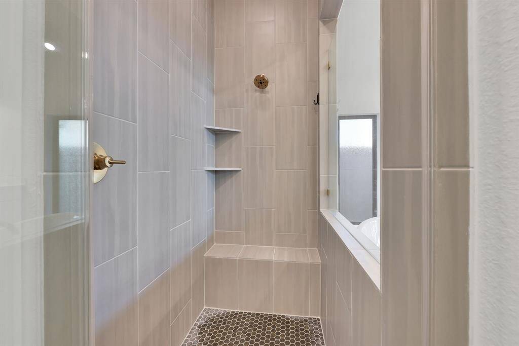 Primary bath w/oversized shower