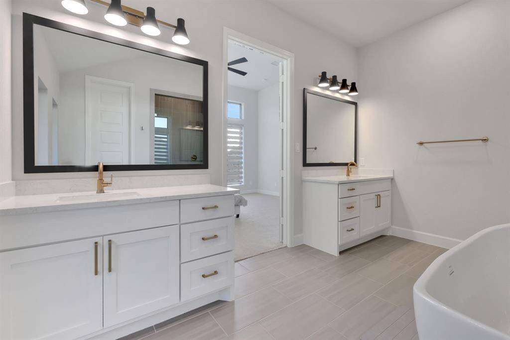 Primary bath w/double sinks