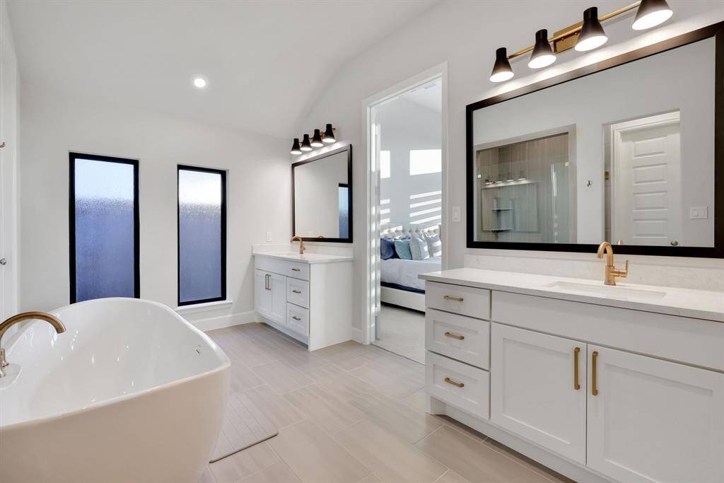 Another view of the primary bath