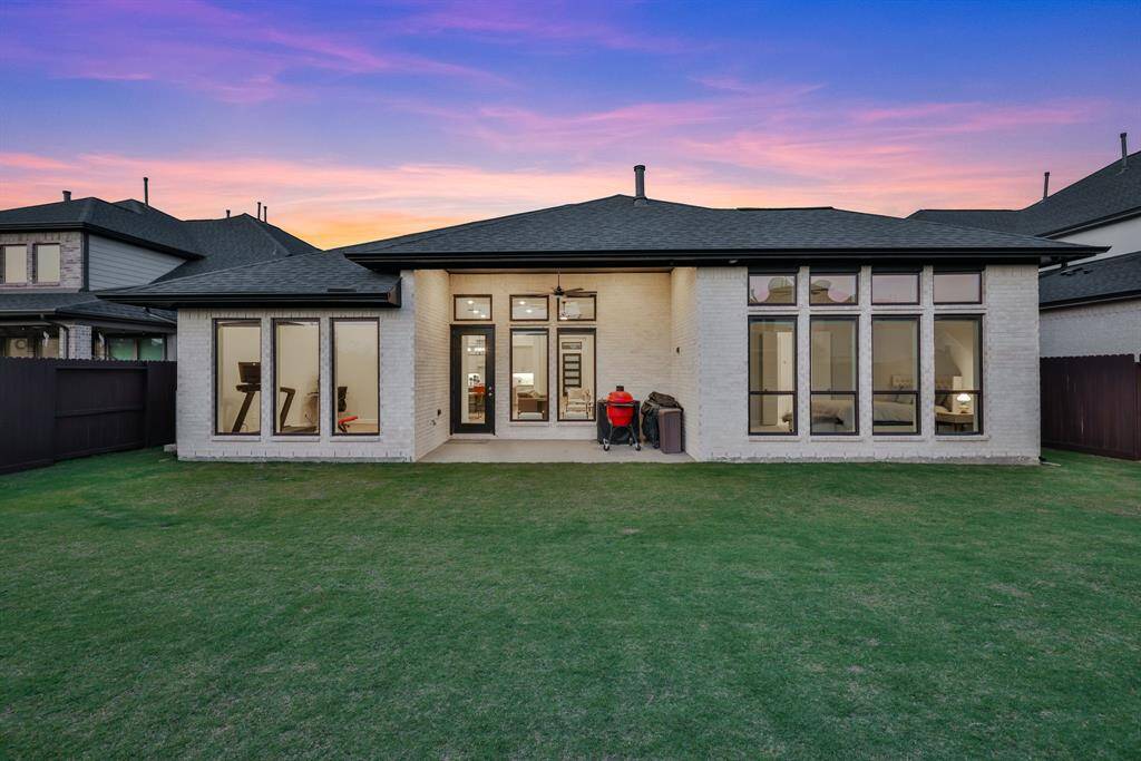 4 side brick home w/pool size back yard!