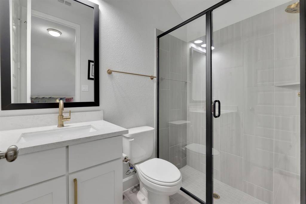 Secondary en-suite bathroom