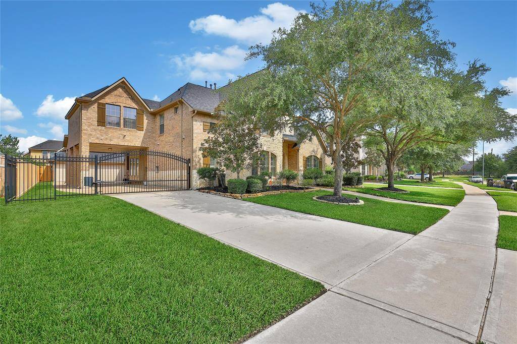 The 70-foot premium lot provides generous space between neighbors, offering added privacy and openness.