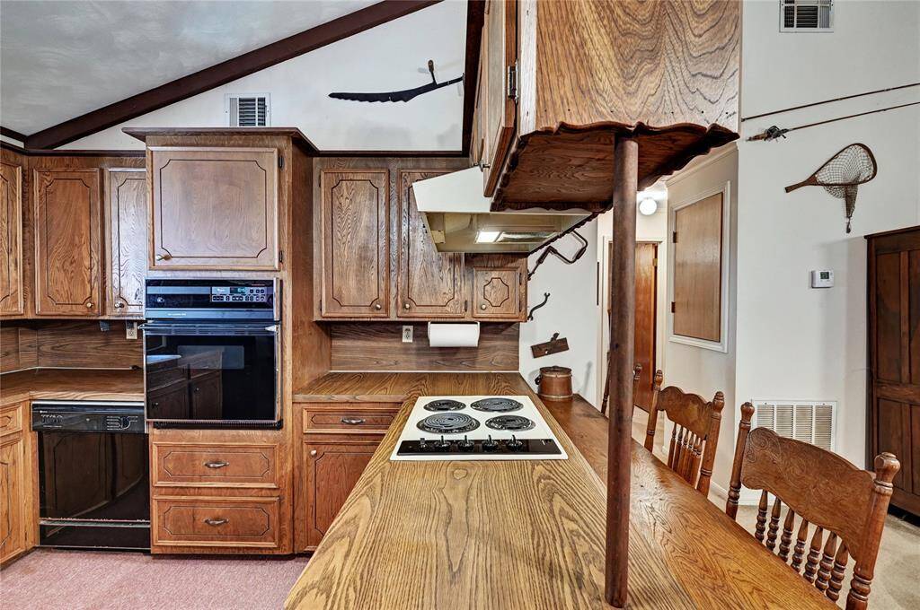 Kitchen and breakfast bar