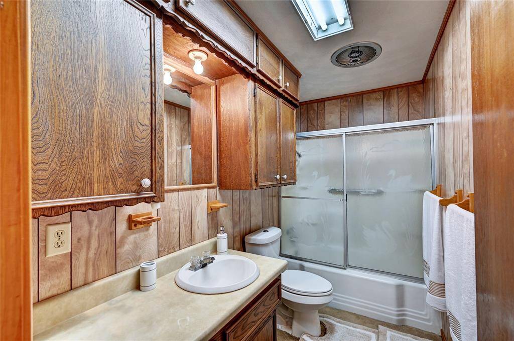 Bathroom located between the 2 bedrooms
