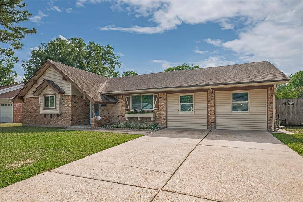classic brick exterior with modern siding accents. It offers manicured lawn, and a cozy front garden. Ideal for comfortable family living.