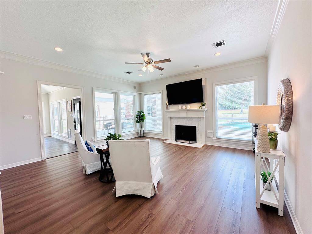 The large Family Room off of the back of the home, has spectacular views of Jackrabbit Hole #6 and your backyard oasis!