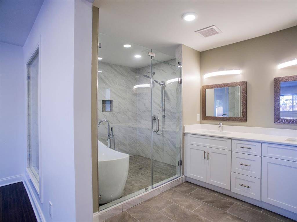 Another angle. Did you notice the GROHE shower system?