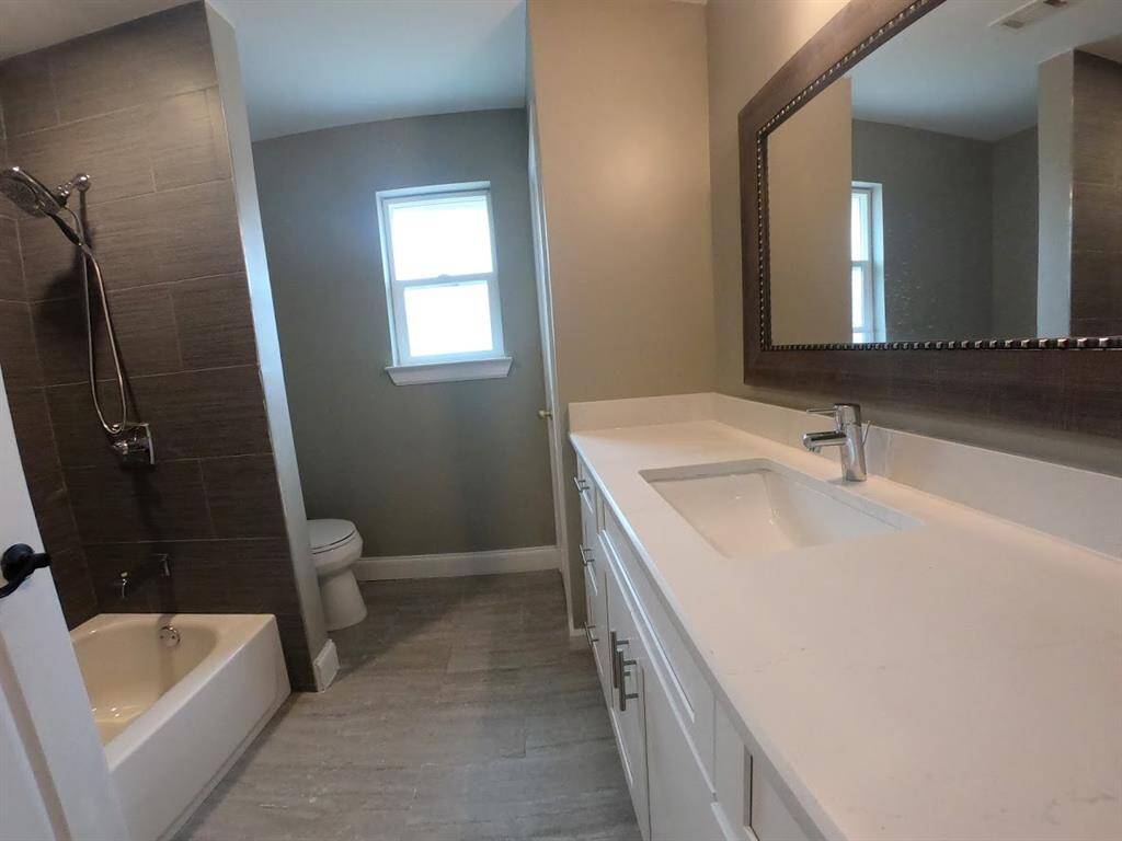 Upstairs common bath.
