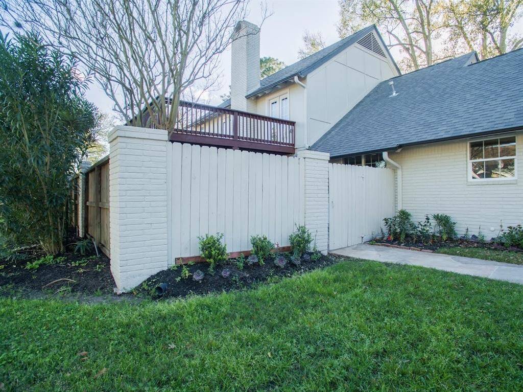 Garage entrance area. Manicured landscaping!
