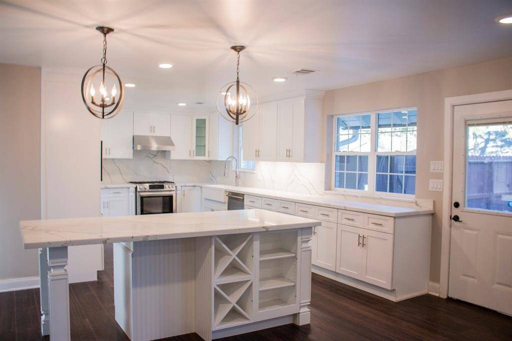 Kitchen : Quartz stone, soft closing cabinets and lots and lots of natural light.
