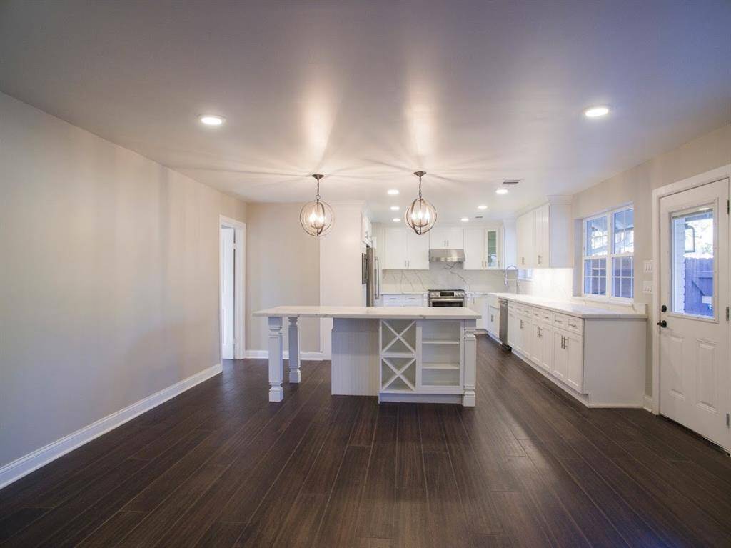 endless kitchen and family room area combo. Imagine how your family will spend time together here!