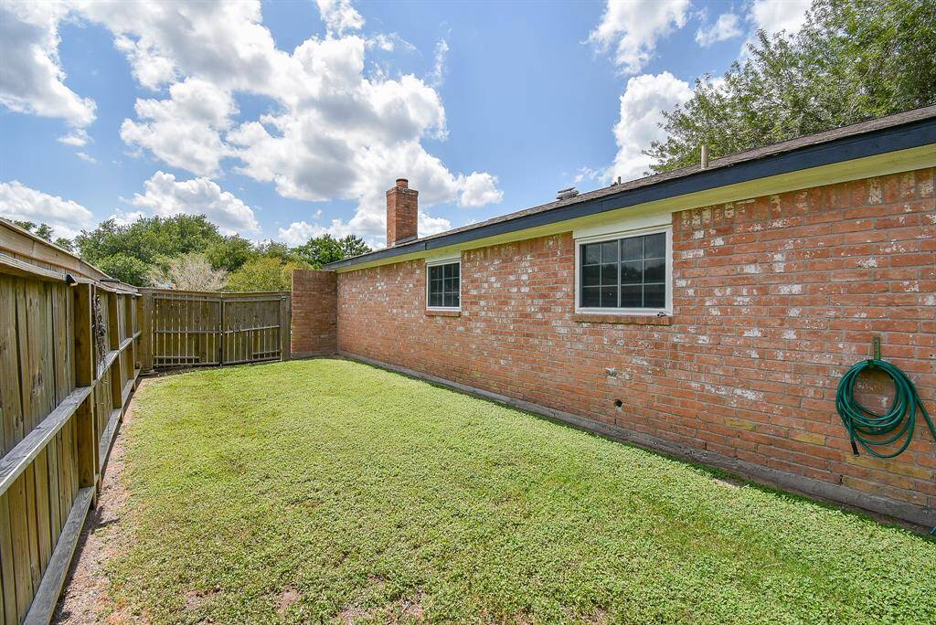 Expansive side yard with convenient double gate access, perfect for boats or machinery.