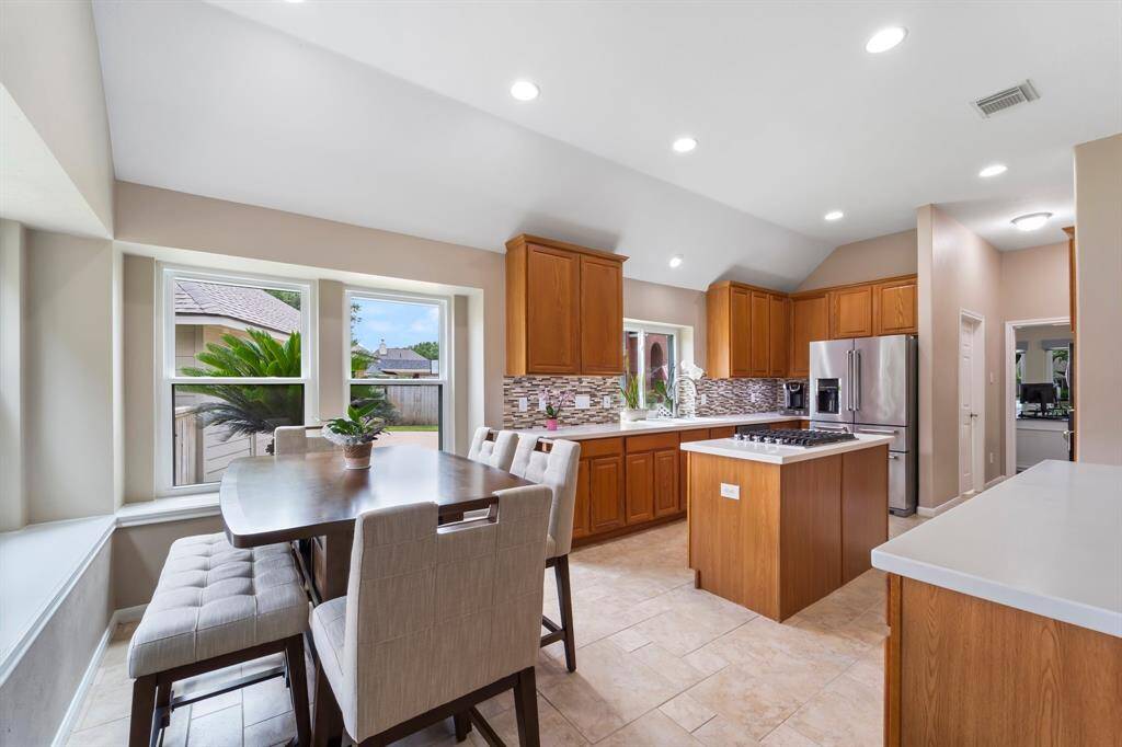 Spacious kitchen and breakfast area, great for entertaining guests and/or family.