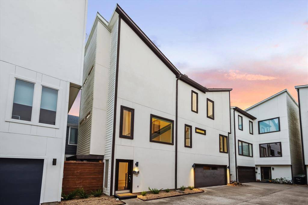 WELCOME to 1821 West Main (E) located in the very walkable Montlew Place subdivision of Montrose.