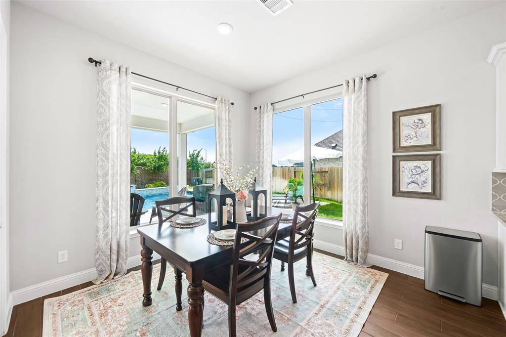 Large breakfast area can accommodate up to an 8-seat dining table!