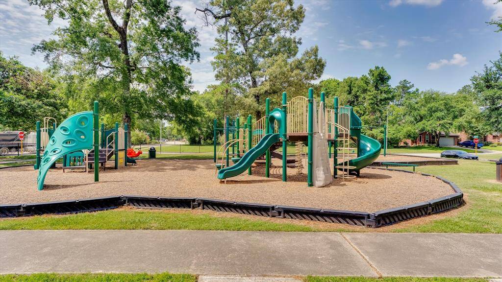Come play at the community Kings Park playground. Fitness equipment too with a open space for playing ball and a walking path as well.