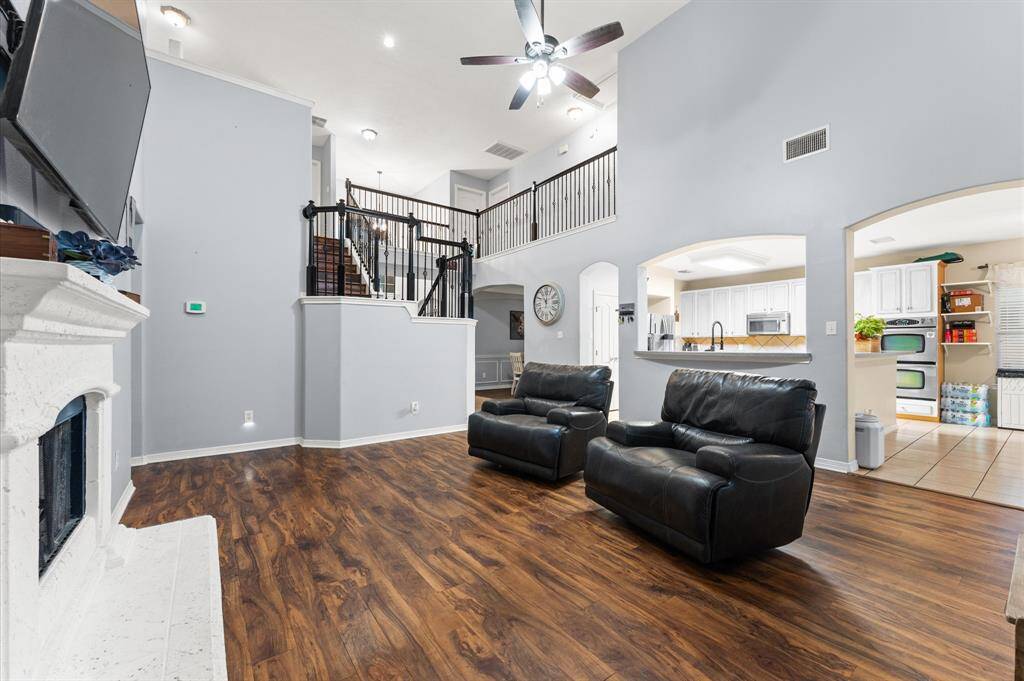 A 5 burner gas stove.  Double ovens.  Built in microwave.  All stainless steel appliances.
