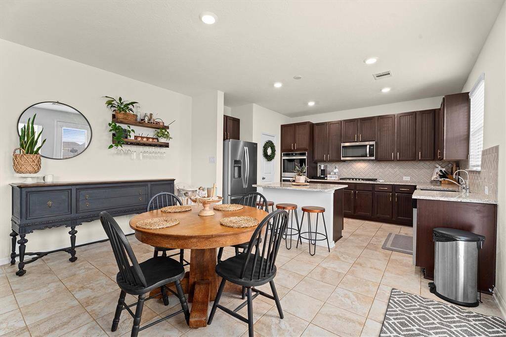 Breakfast room (15 x 9)