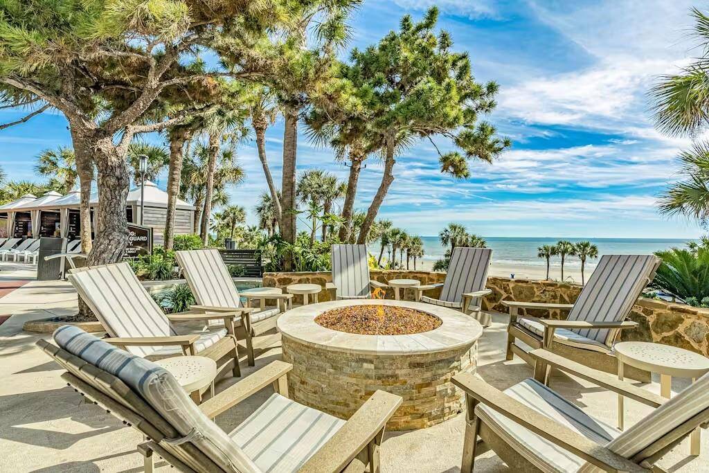 Imagine sitting around the fire pit enjoying frinds, conversation and cocktails.