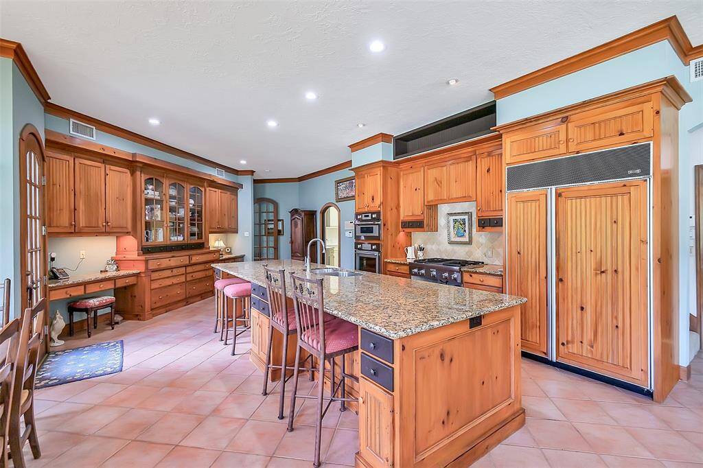 Wonderful kitchen with spacious island and built-in refrigerator