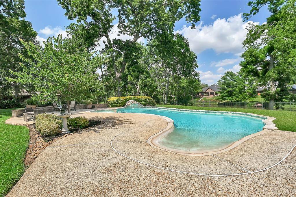 Pool with gradual walk-in area