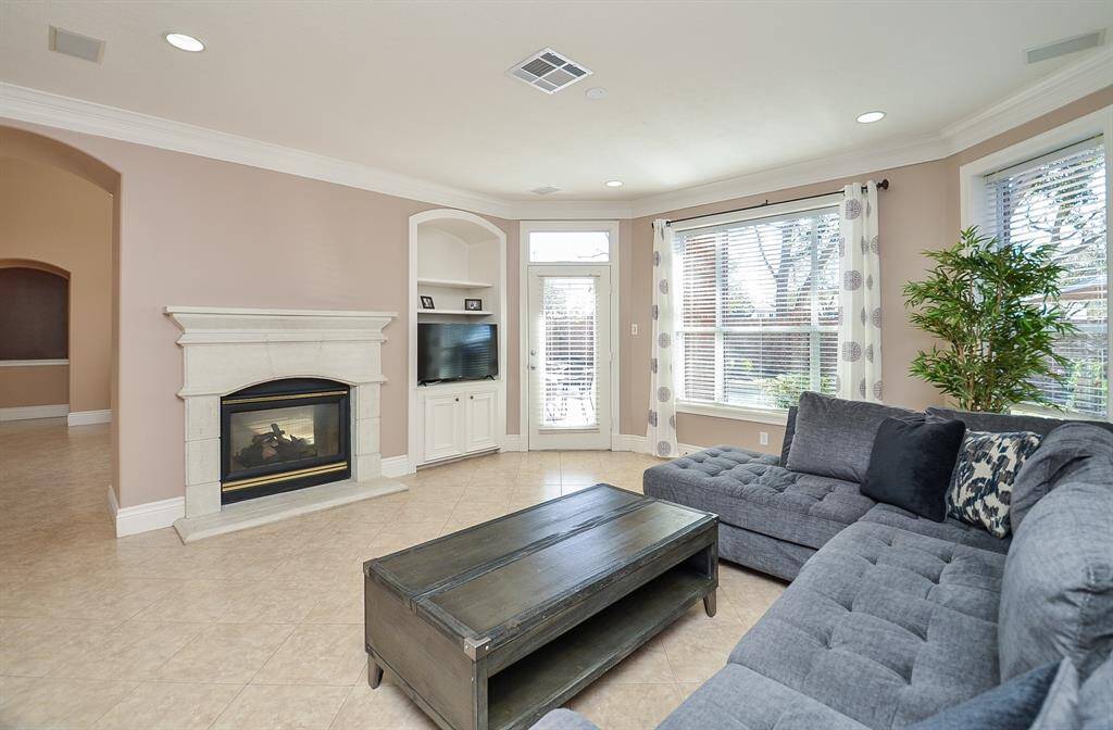 Keeping room with Fireplace
