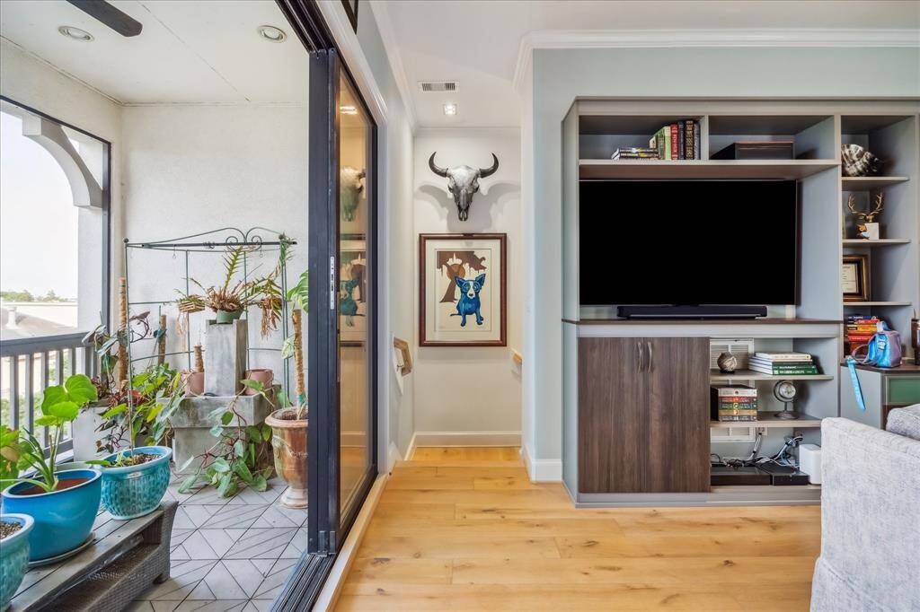 The stacking sliding door system opens up the space between the game room and the outside patio, which is completely screened in to allow you to enjoy indoor-outdoor living!