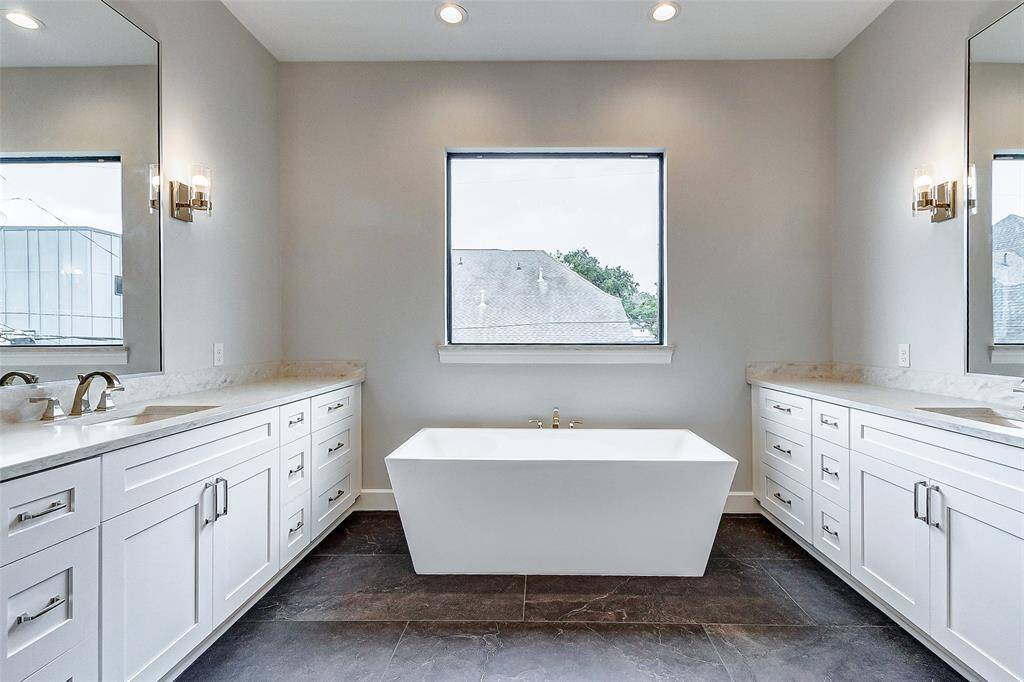 PRIMARY BATHROOM SWUITE UPSTAIRS
