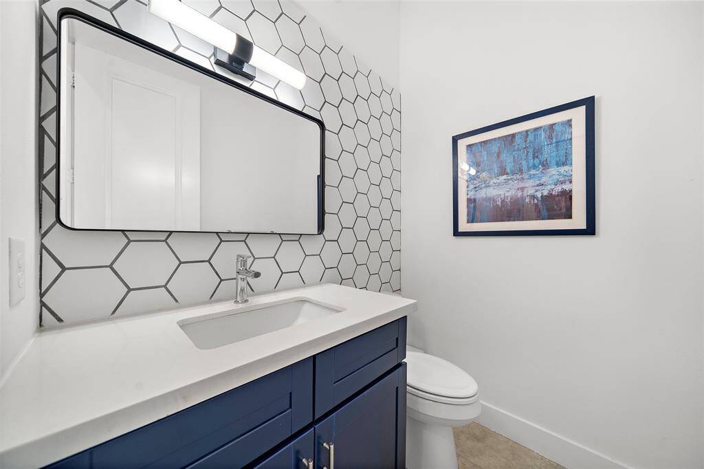 2nd Floor: Half Bath