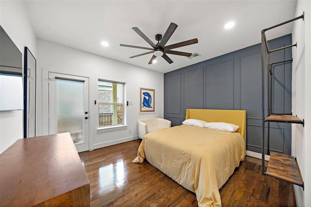 First floor guest suite: Private patio, En-Suite Bath & Kitchenette!