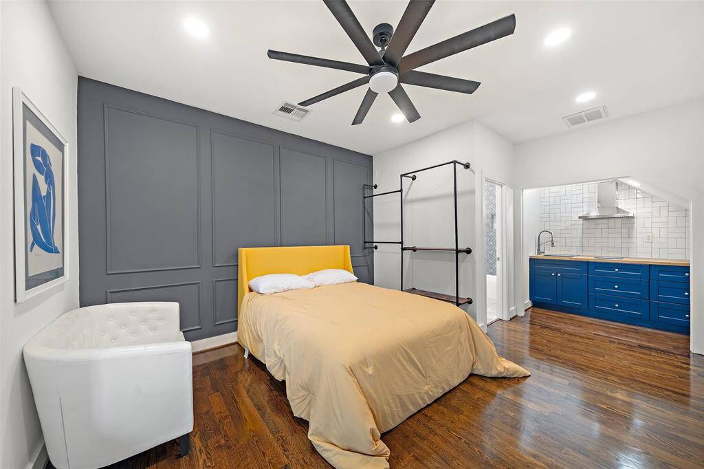 First floor guest suite: Private patio, En-Suite Bath & Kitchenette!