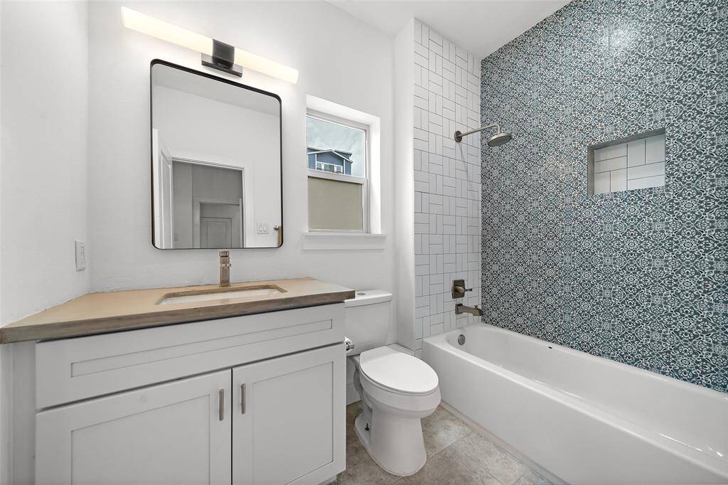 En-suite bath for first floor Guest Suite