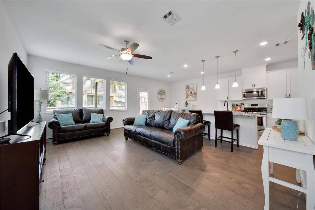 Light and bright as you enter the heart of the home!