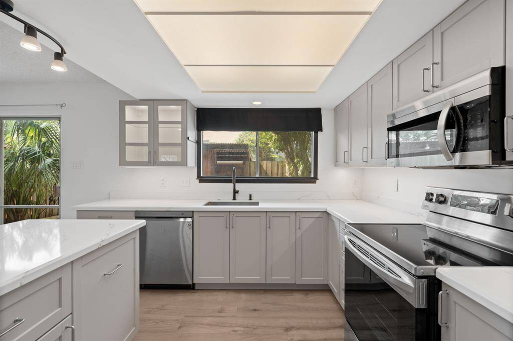 Beautifully upgraded Kitchen to indulge in your culinary adventures!