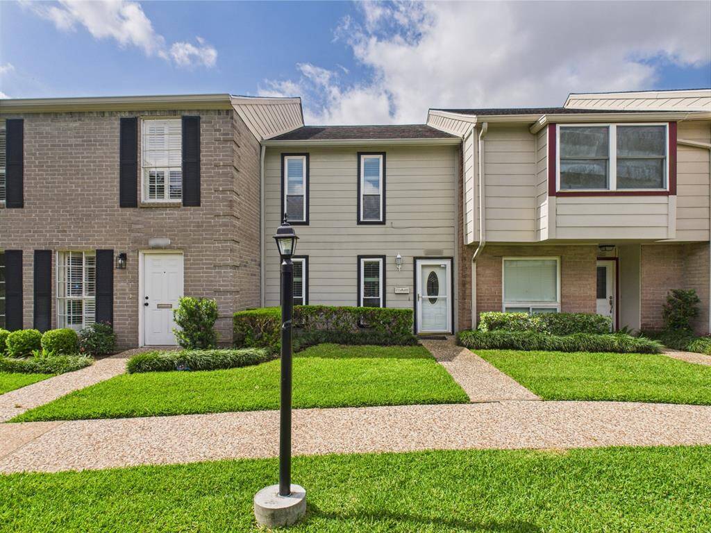 Welcome to 10380 Briar Forest