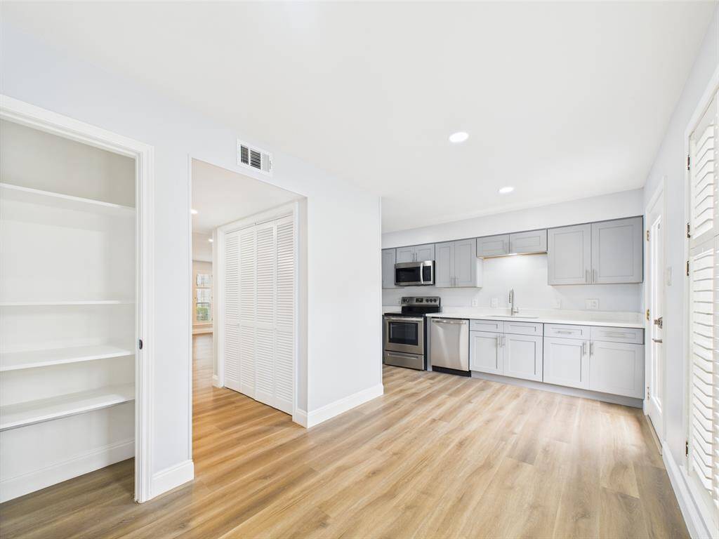 Eat-in Kitchen w/Pantry