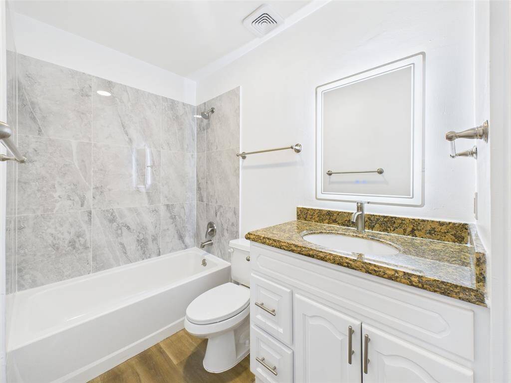 En-Suite Full Bath with Tub/Shower Combo
