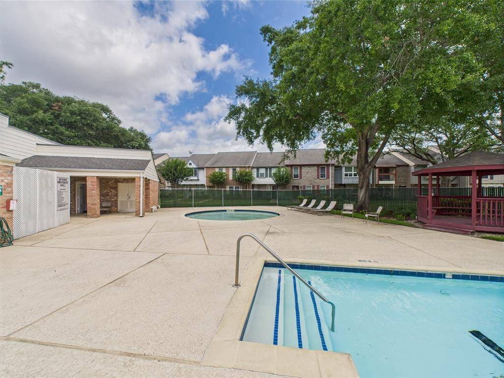Jacuzzi & Gazebo