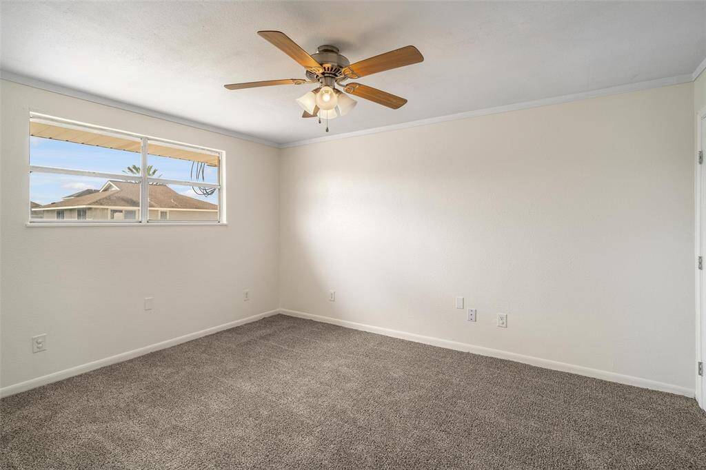 Large bedroom with recent carpet