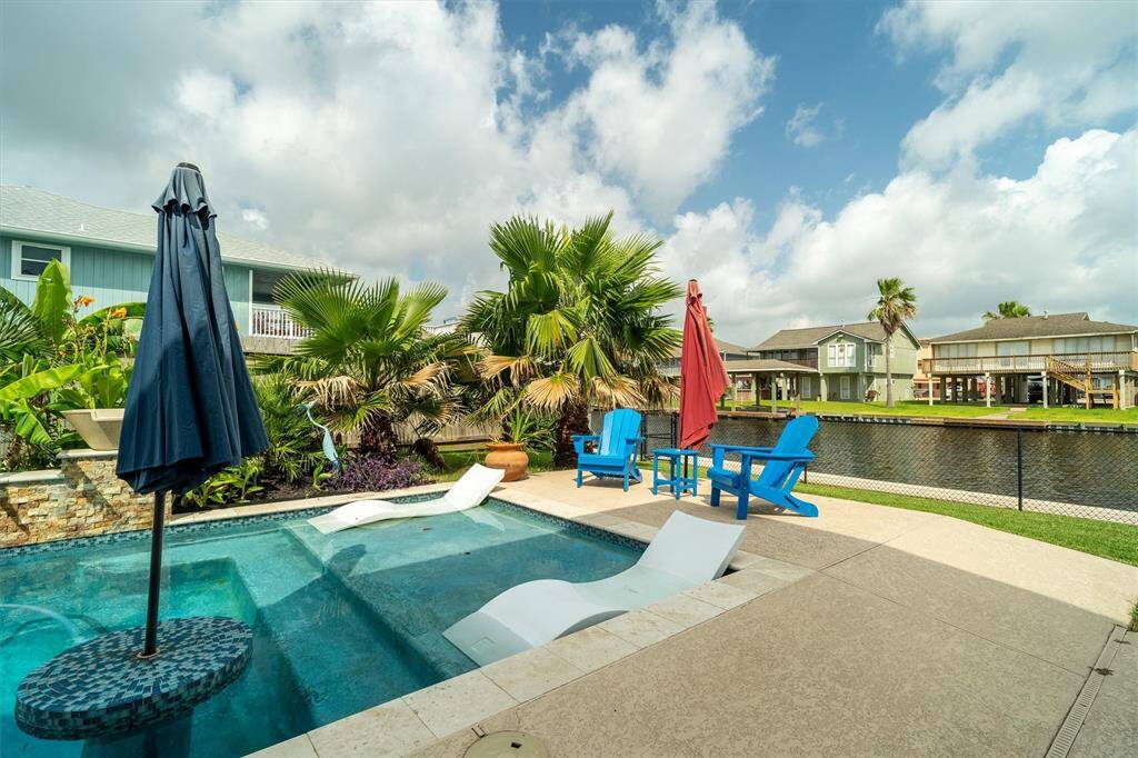 Tanning ledge and built in table in the pool