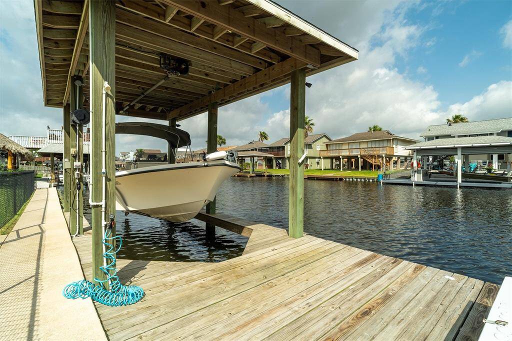 Boathouse, boatlift and large dock. Fishing, crabbing, swimming and kayaking right from your front yard