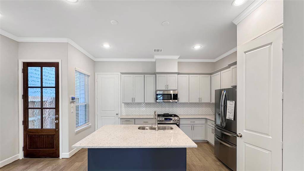 Kitchen island, pantry, soft close cabinetry!